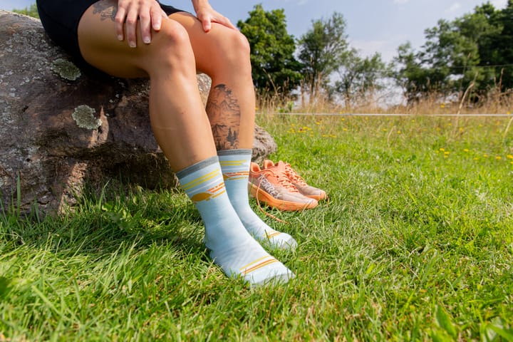 Darn Tough Women's Pacer Micro Crew Ultra-Lightweight With Cushion  Glacier Darn Tough