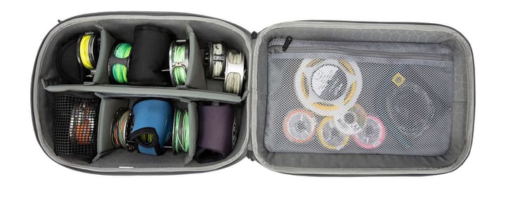 Simms Simms Gts Reel Vault Carbon Snellekoffert Simms Simms Simms Gts Reel Vault Carbon Snellekoffert Simms