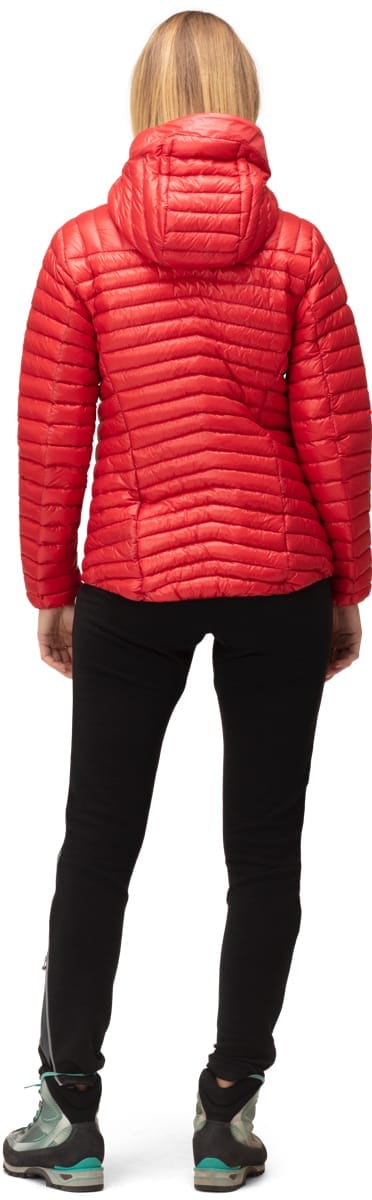 Norrøna Women's Trollveggen Superlight Down850 Hood True Red Norrøna Norrøna Women's Trollveggen Superlight Down850 Hood True Red Norrøna