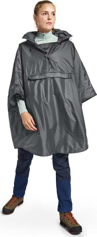 Helsport Pro Fjell Poncho Insulated Dark Shadow / Ruby Red Regnjakker S/M