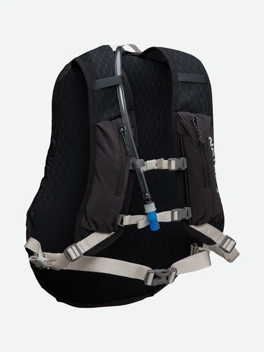 Nathan Crossover Pack 15L Black/Vapor Grey Nathan Nathan Crossover Pack 15L Black/Vapor Grey Nathan