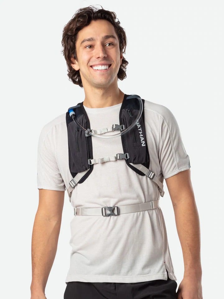Nathan Crossover Pack 15L Black/Vapor Grey Nathan Nathan Crossover Pack 15L Black/Vapor Grey Nathan