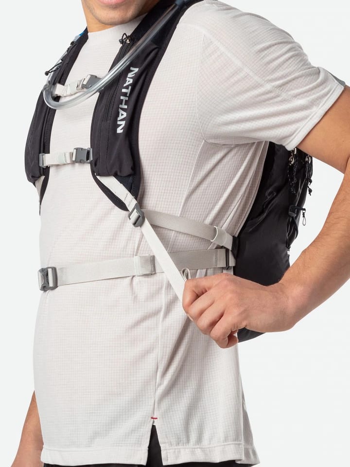 Nathan Crossover Pack 15L Black/Vapor Grey Nathan Nathan Crossover Pack 15L Black/Vapor Grey Nathan