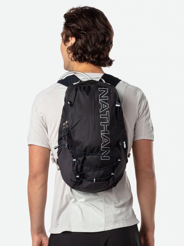 Nathan Crossover Pack 15L Black/Vapor Grey Nathan Nathan Crossover Pack 15L Black/Vapor Grey Nathan