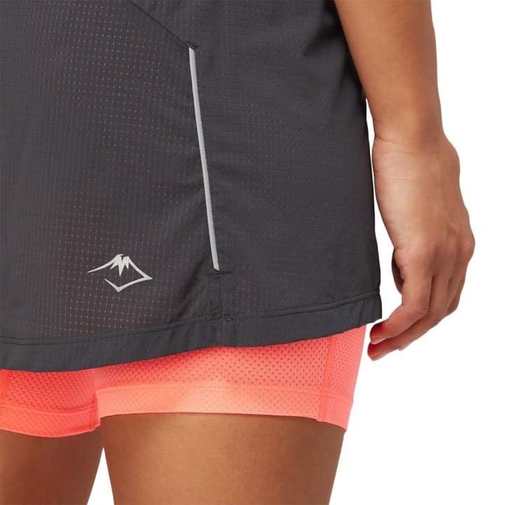 Asics Women's Fujitrail Skort Graphite Grey/Blazing Coral Asics Asics Women's Fujitrail Skort Graphite Grey/Blazing Coral Asics