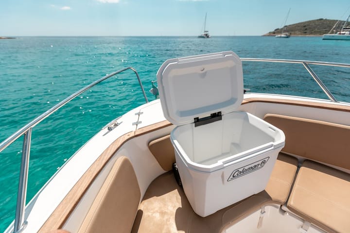 Coleman Xtreme Marine Wheeled 50QT White Coleman