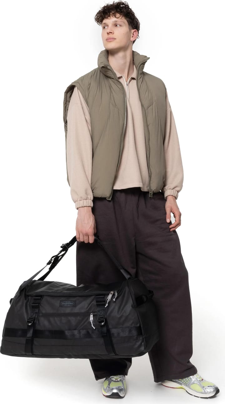 Eastpak Duffel Pack M 70L Tarp Black2 Eastpak