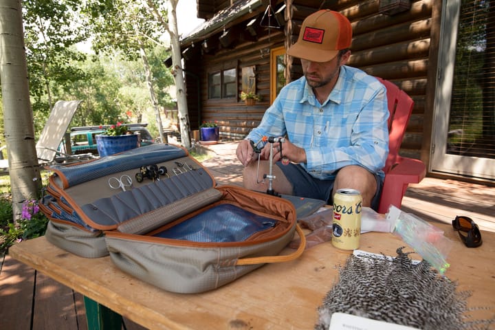 Fishpond Fishpond Tailwater Fly Tying Kit Fluebindebag Med God Plass Fishpond