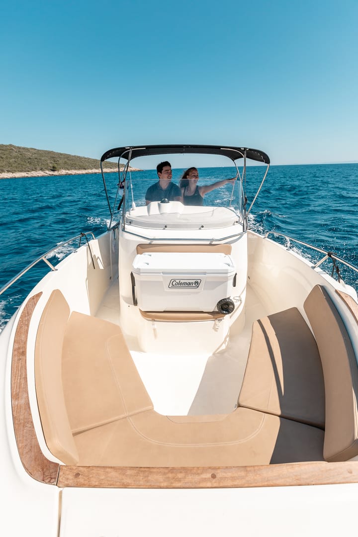 Coleman Xtreme Marine Wheeled 100 QT White Coleman