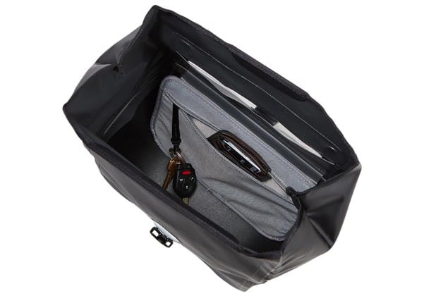 Thule Thule Shield Handlebar Bag with Mount Black Thule Thule Thule Shield Handlebar Bag with Mount Black Thule