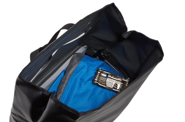 Thule Thule Shield Handlebar Bag with Mount Black Thule Thule Thule Shield Handlebar Bag with Mount Black Thule