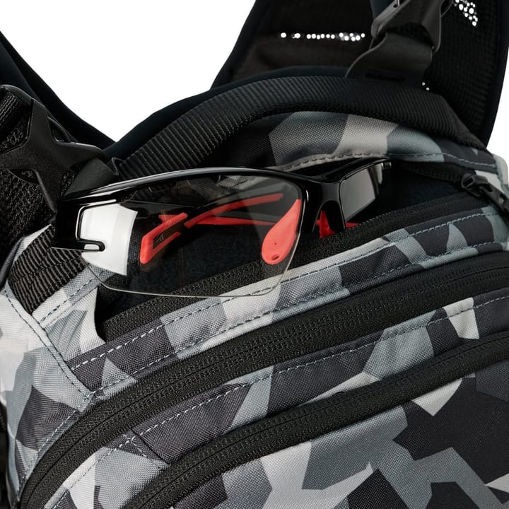 USWE Shred 16 L MTB Daypack Camo/Black USWE