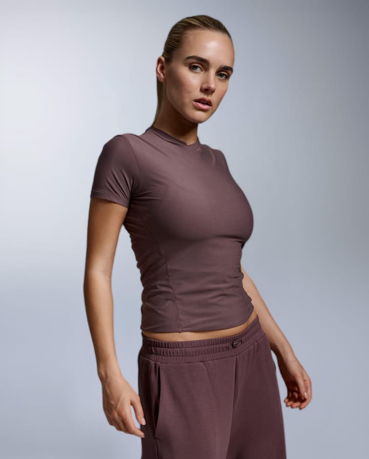 2XU Women'S Wonderluxe Fitted Tee Currant/currant 2XU