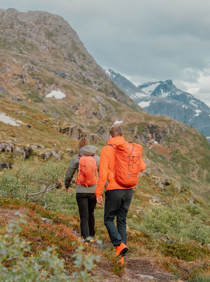 To personer som er på fjelltur.